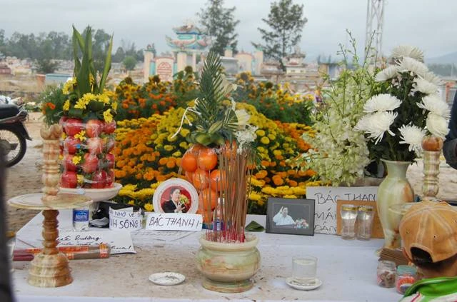 Mộ ông Nguyễn Bá Thanh được phủ đầy hoa ảnh 3