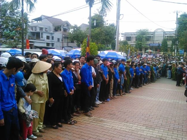 Hàng ngàn người dân Đà Nẵng tiễn đưa ông Nguyễn Bá Thanh trong nước mắt ảnh 9
