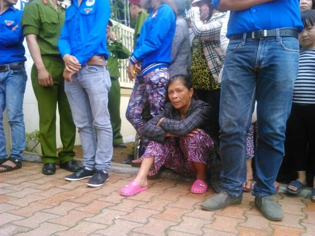 Hàng ngàn người dân Đà Nẵng tiễn đưa ông Nguyễn Bá Thanh trong nước mắt ảnh 12