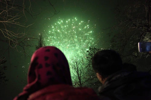 Pháo hoa đẹp lung linh trong thời khắc giao thừa - 9