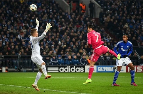 Ronaldo tỏa sáng, Real đặt một chân vào tứ kết Champions League ảnh 1