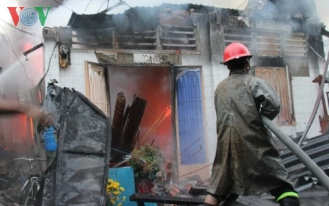 Bất cẩn trong thắp hương đèn cúng tết, 1 căn nhà bị thiêu rụi ảnh 2