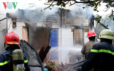 Bất cẩn trong thắp hương đèn cúng tết, 1 căn nhà bị thiêu rụi ảnh 3