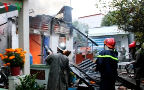 Bất cẩn trong thắp hương đèn cúng tết, 1 căn nhà bị thiêu rụi ảnh 1