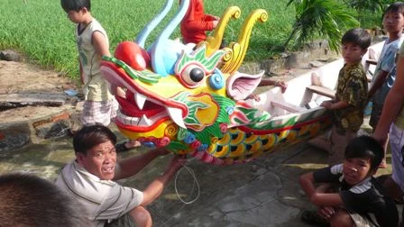 Ngư dân sửa thuyền để dự lễ hội đua thuyền đầu năm mới ảnh 1