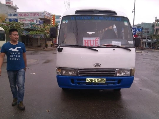 Xe khách đậu ngoài quốc lộ 1A, trước bến xe trung tâm TP Đà Nẵng đón bắt khách, với giá 120.000đồng/người sáng Mùng 1 Tết