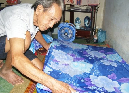 Bạn đọc giúp đỡ cụ ông nghèo cô độc đón tết ảnh 1