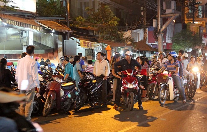 Khách Sài Gòn đứng ở đường chờ vào quán nhậu dịp đầu năm