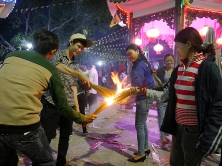 Du khách nườm nượp đổ về Núi Bà Đen cầu an ảnh 6