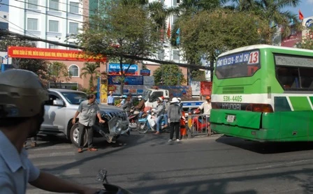 Hành khách hoảng loạn khi xe buýt va chạm ô tô ảnh 1