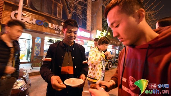 Thiếu gia lái Mercedes bán... quà vặt ảnh 2