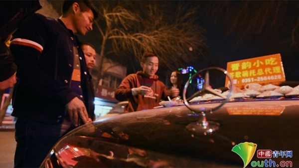 Thiếu gia lái Mercedes bán... quà vặt ảnh 3