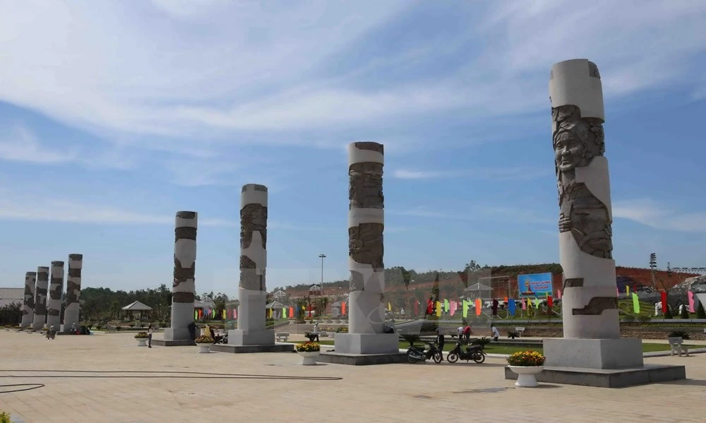 Chiêm ngưỡng tượng đài Mẹ Việt Nam Anh hùng lớn nhất nước ảnh 4