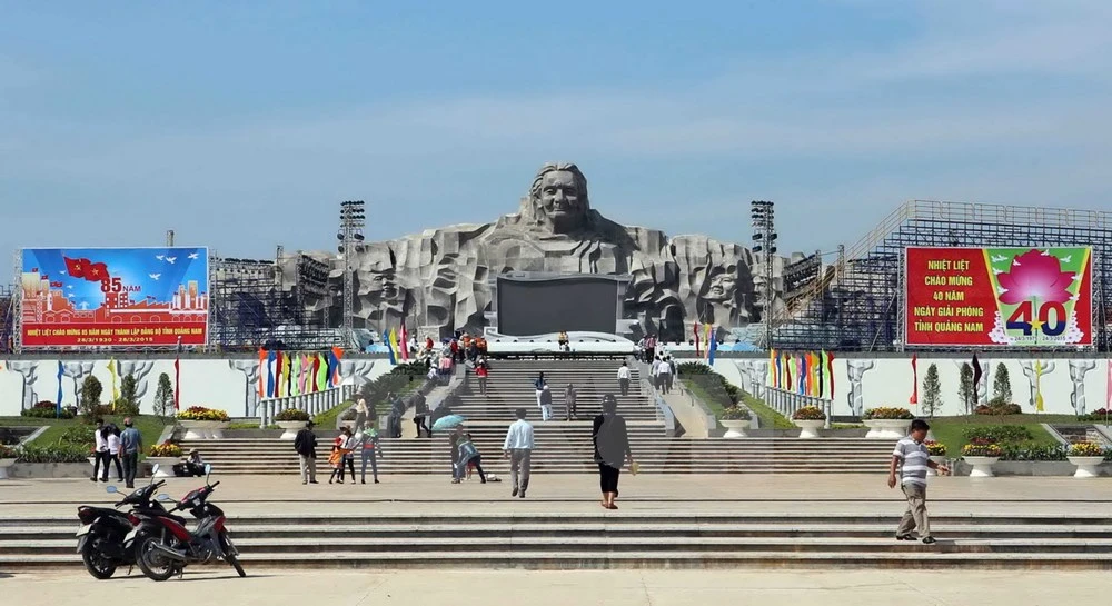 Chiêm ngưỡng tượng đài Mẹ Việt Nam Anh hùng lớn nhất nước ảnh 2