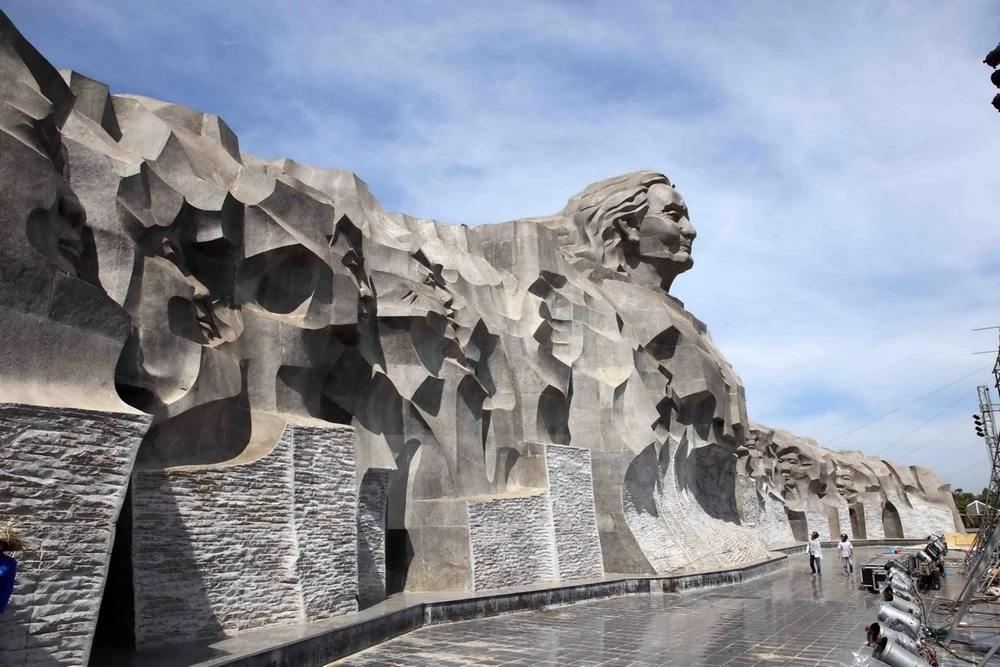 Chiêm ngưỡng tượng đài Mẹ Việt Nam Anh hùng lớn nhất nước ảnh 9