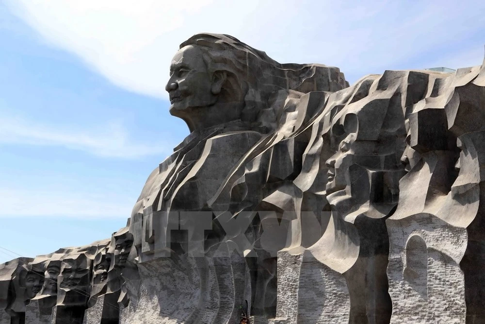 Chiêm ngưỡng tượng đài Mẹ Việt Nam Anh hùng lớn nhất nước ảnh 10