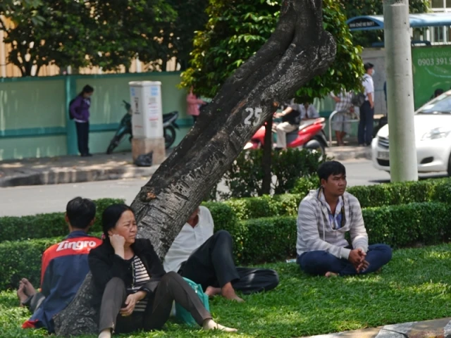 Người Sài Gòn chật vật trốn nắng ảnh 4