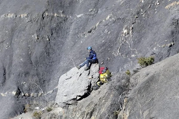 Cận cảnh công việc của các điều tra viên tại hiện trường Airbus A320 ảnh 13