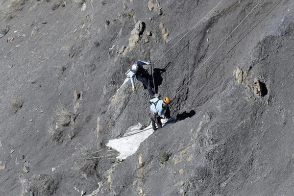 Cận cảnh công việc của các điều tra viên tại hiện trường Airbus A320 ảnh 2