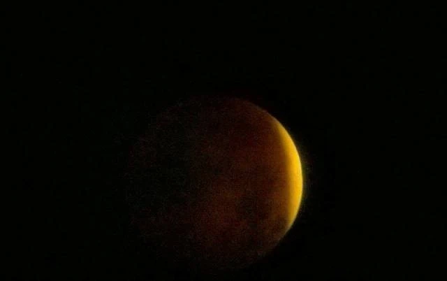 Người dân háo hức xem “gấu ăn trăng” ảnh 2