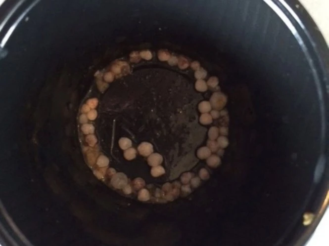 50 viên ngọc trai bà Elliot may mắn có được từ món hàu - Ảnh: ABC