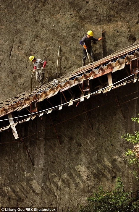 'Bán mạng' xây dựng con đường nguy hiểm nhất Trung Quốc ảnh 6