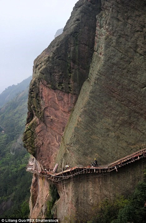 'Bán mạng' xây dựng con đường nguy hiểm nhất Trung Quốc ảnh 5