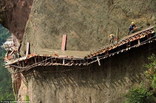 'Bán mạng' xây dựng con đường nguy hiểm nhất Trung Quốc ảnh 8