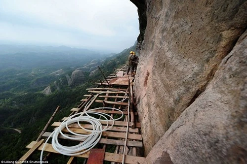 'Bán mạng' xây dựng con đường nguy hiểm nhất Trung Quốc ảnh 4