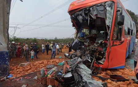  Xe khách tông xe tải, hai người tử vong, nhiều người bị thương ảnh 2