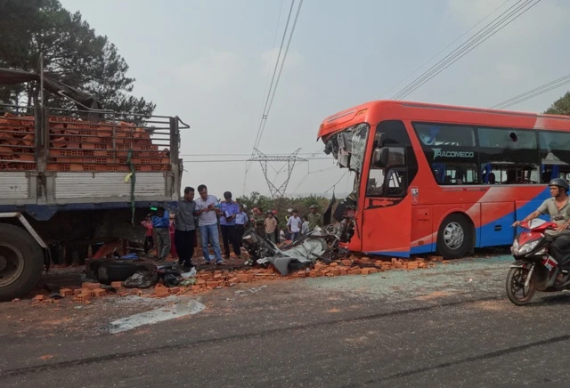  Xe khách tông xe tải, hai người tử vong, nhiều người bị thương ảnh 1
