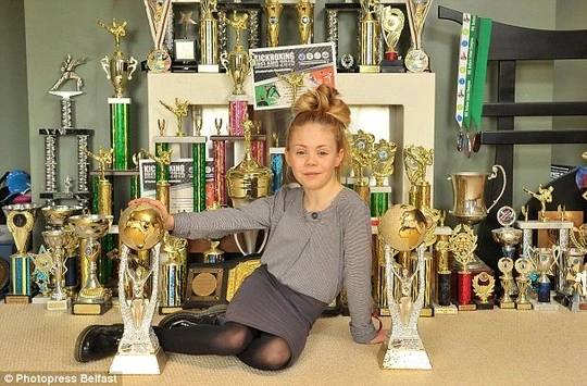 Cô bé 9 tuổi múa kiếm gây sốt ở cuộc thi tìm kiếm tài năng ảnh 10