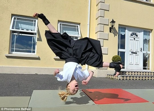 Cô bé 9 tuổi múa kiếm gây sốt ở cuộc thi tìm kiếm tài năng ảnh 5