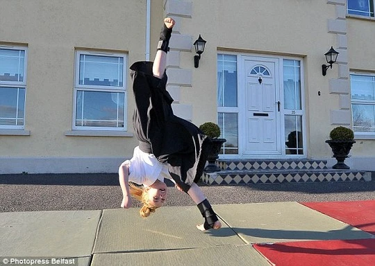 Cô bé 9 tuổi múa kiếm gây sốt ở cuộc thi tìm kiếm tài năng ảnh 9