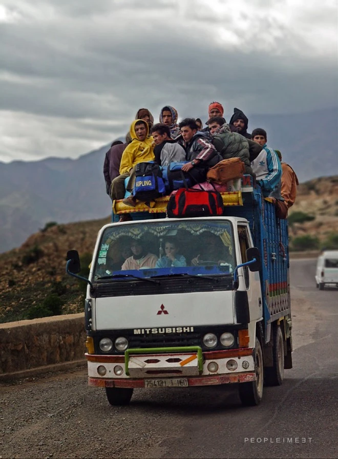 20 hình ảnh gây sốc về vận chuyển người và hàng hóa 