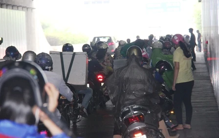 Phát hiện phía bên ngoài đường Mai Chí Thọ trời đổ mưa lớn...