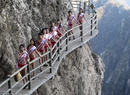 Choáng ngợp màn catwalk ở độ cao 2000 mét của dàn thí sinh hoa hậu bikini