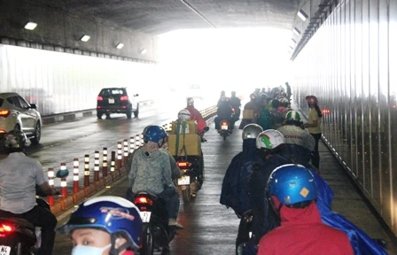 Phát hiện phía bên ngoài đường Mai Chí Thọ trời đổ mưa lớn...