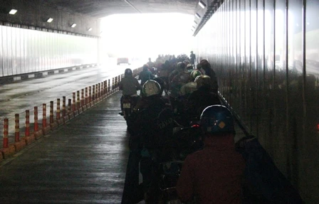 Phát hiện phía bên ngoài đường Mai Chí Thọ trời đổ mưa lớn...