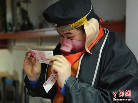 'Trư Bát Giới' đi bán... chân giò nướng ảnh 4