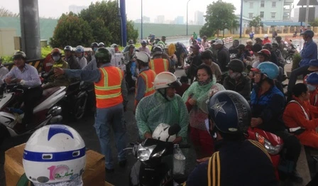 Phát hiện phía bên ngoài đường Mai Chí Thọ trời đổ mưa lớn...