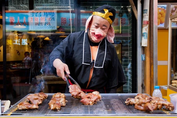 'Trư Bát Giới' đi bán... chân giò nướng ảnh 3