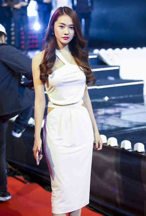 Ngọc Trinh lưng trần sexy trên thảm đỏ Hàn Quốc ảnh 2