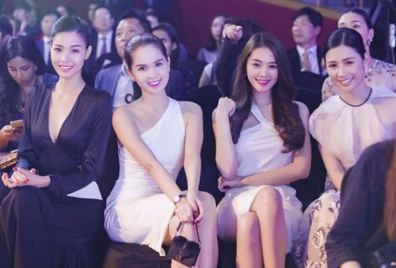 Ngọc Trinh lưng trần sexy trên thảm đỏ Hàn Quốc ảnh 9