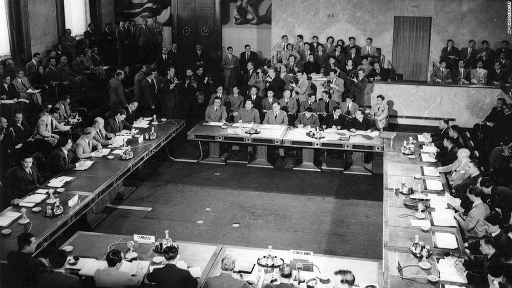 Ngày 21/7/1954, Hiệp định Geneva chia đôi Việt Nam thành hai miền Nam – Bắc, lấy vĩ tuyến 17 làm ranh giới. Chính quyền Việt Nam Cộng hòa do Mỹ hậu thuẫn tạm thời kiểm soát miền nam đất nước. Ảnh:AFP Chiến tranh Việt Nam qua ảnh phóng viên quốc tế