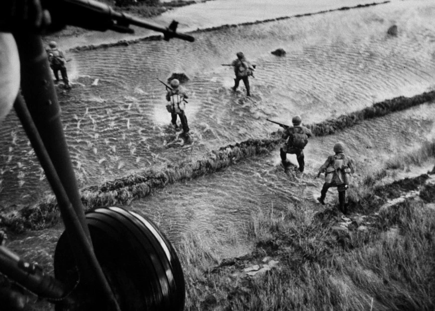 Một trận càn năm 1962 do quân đội Việt Nam Cộng hòa (VNCH) tiến hành được ghi lại từ trực thăng. Khi quân đội Mỹ chưa chính thức tham chiến, các trận càn do lính VNCH thực hiện. Ảnh:Getty Chiến tranh Việt Nam qua ảnh phóng viên quốc tế