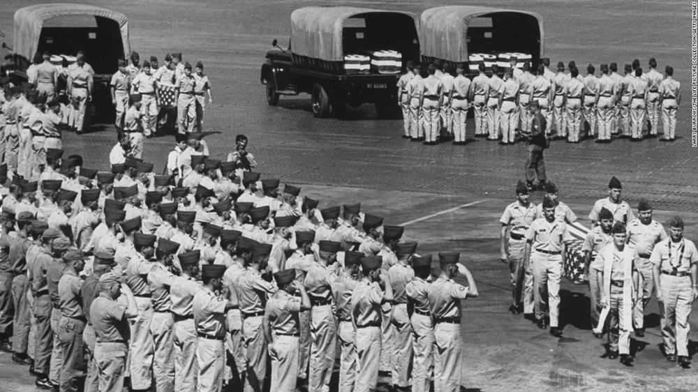 Tang lễ 7 lính Mỹ thiệt mạng tại Việt Nam trong vụ rơi trực thăng năm 1963. Quan tài của họ được đưa lên máy bay quân sự trở về nước. Ảnh:Getty Chiến tranh Việt Nam qua ảnh phóng viên quốc tế