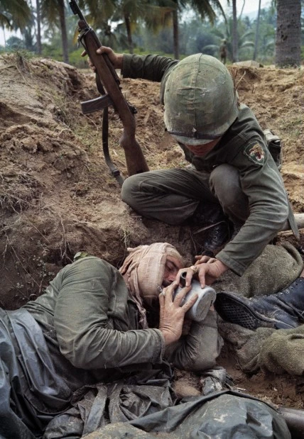 Một lính Mỹ bị thương trong trận đánh năm 1966 giữa binh lính VNCH và lính Mỹ với quân giải phóng. Ảnh:AP Chiến tranh Việt Nam qua ảnh phóng viên quốc tế