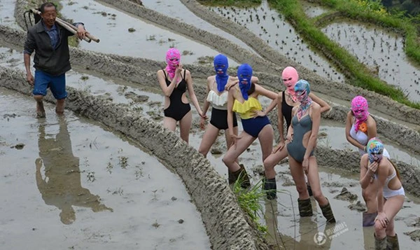 Chân dài diện áo tắm, đọ đường cong trên ruộng ảnh 6 Chân dài diện áo tắm, đọ đường cong trên ruộng ảnh 6