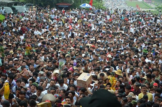 Biển người chen chân dâng hương tại Đền Hùng ảnh 1